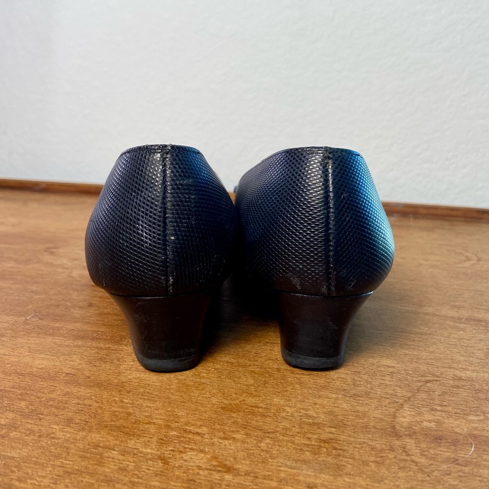 Vintage 1990s Salvatore Ferragamo Classic Luxury Black Leather Bow Heeled Pumps - Picture 6 of 13